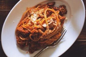 ingredientes del espagueti con chorizo en salsa de tomate