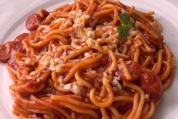 espagueti con chorizo en salsa de tomate